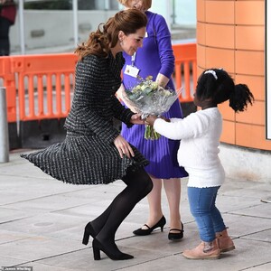 23975368-7937741-The_Duchess_of_Cambridge_made_a_beeline_for_the_girl_standing_ou-a-25_1580231260164.jpg