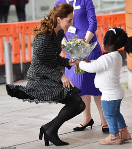 23975990-7937741-The_Duchess_of_Cambridge_knelt_down_to_greet_Anna_Victoria_who_w-a-26_1580231260383.jpg