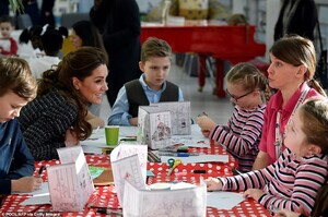 23979444-7937741-The_Duchess_of_Cambridge_took_part_in_a_workshop_put_on_with_the-a-15_1580231260016.jpg