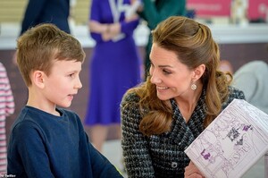 23984322-7937741-The_Duchess_of_Cambridge_smiled_as_she_spoke_to_one_of_the_littl-a-17_1580231260062.jpg