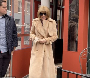 24007592-7940515-Wintour_pictured_left_the_restaurant_separately_but_the_trio_are-a-4_1580310004658.jpg