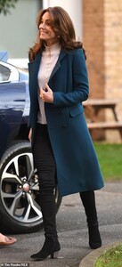 24022926-7941711-Kate_arriving_at_the_nursery_today-a-37_1580288893135.jpg