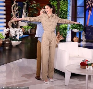 24071138-7949253-Long_arms_Ellen_compared_herself_to_Kendall_and_her_long_arms-a-61_1580424011820.jpg