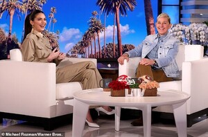 24071154-7949253-Good_times_Kendall_and_Ellen_beamed_while_they_chatted_on_the_da-a-108_1580420712353.jpg