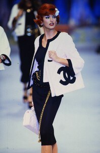 245175924_chanel-ss-1992(9).thumb.jpg.3c304e4cb6a32f82470be94e5455d6ea.jpg