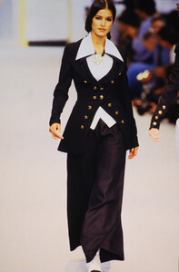 257998010_chanel-ss-1993(3).thumb.jpg.9f01993ef946cae5c5fbc67ba6fc4b65.jpg