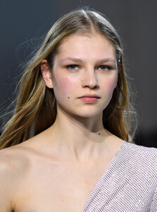 269581780_AlexandreVauthierRunwayParisFashionWeekjc1sJtZkKw6x.thumb.jpg.cdf3a2b1ddb398751643f18a4d38f58b.jpg