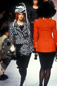 296110503_Chanel1992HauteCouture22.thumb.jpg.8104da1ac107645350830ec479bfcf07.jpg