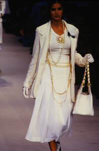 296576974_chanel-ss-1993(7).thumb.jpg.d2a27bc883a8fbb5494bcbd707c42c9e.jpg