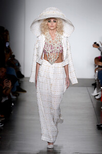 310992214_LaurenceChicoRunwaySeptember2019NewYorkAF4sNw-BlF4x.thumb.jpg.90746817a23f0a1c909e346e80cdeeec.jpg