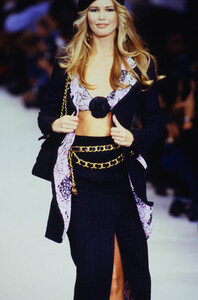 313591000_chanel-ss-1993(12).thumb.jpg.183b9e854619df2c97a31d72409c92f8.jpg