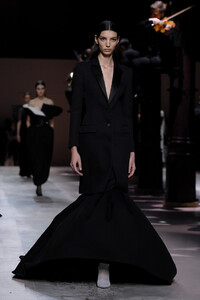 337659474_GivenchyRunwayParisFashionWeekHauteCoutureKsqg3GrYQufx.thumb.jpg.2c158fcf7b7f3b0646d507a6dc3979e8.jpg