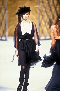 358327094_Chanel1993HauteCouture113.thumb.jpg.279abcb689c712d4a6b6b1b87e34b9c1.jpg