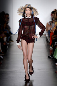 359822732_LaurenceChicoRunwaySeptember2019NewYorktXMmirrg-ykx.thumb.jpg.bdf51e30eeb842906916a4bb4fb68387.jpg