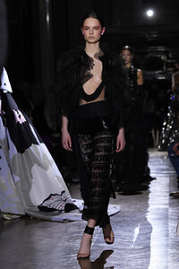 366472857_ValentinoRunwayParisFashionWeekHauteYEqWocBQwOUx.thumb.jpg.19e4d6c4682f1d07008aa25d2ab2e80a.jpg