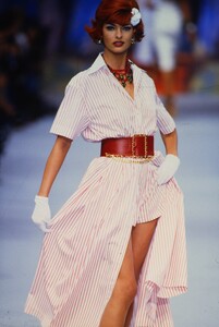 370124532_chanel-ss-1992(7).thumb.jpg.afae00489be39a26a22c0f0158d64d6e.jpg