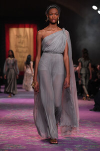 374502226_DiorRunwayParisFashionWeekHauteCoutureKmlBd_tEDRtx.thumb.jpg.0e01dac4e4ab109d323a55855209a5db.jpg