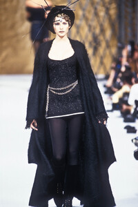377808585_Chanel1993HauteCouture13.thumb.jpg.0bc23def245300d85bb41b9292de06a5.jpg