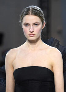 378051425_AlexandreVauthierRunwayParisFashionWeek43z_lmOpEO5x.thumb.jpg.96914f32908e7ef4d77ec2dd9b1b7526.jpg