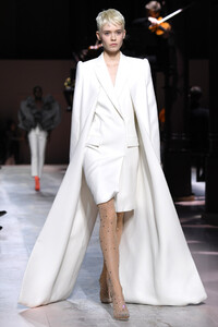 378080134_GivenchyRunwayParisFashionWeekHauteCoutureew_m7p4ncqnx.thumb.jpg.63f08bf6ecbe4abccc5b6158f86f1b64.jpg