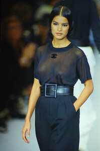 381942183_chanel-ss-1993(5).thumb.jpg.b15df4fc1996a3cd9bc3018b3b1fabd3.jpg