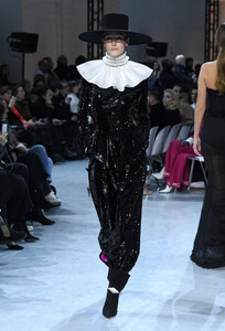 381979950_AlexandreVauthierRunwayParisFashionWeekKl_pZst2GN8x.thumb.jpg.9e9f69a158c5be29b6a4055979ff8333.jpg