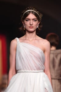 382961923_DiorRunwayParisFashionWeekHauteCoutureckaSJF_YhTsx.thumb.jpg.6bca3da0180d81e348fe7cec50908cf8.jpg