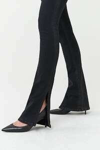 3x1-High-Rise-Split-Seam-Bell-jean-Blackout-bottomdetail.jpg