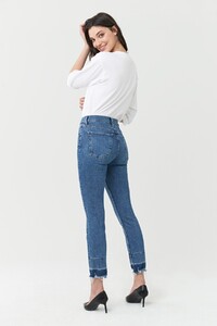 3x1-Shelter-Slim-Straight-Crop-Jean-Carla-back.jpg