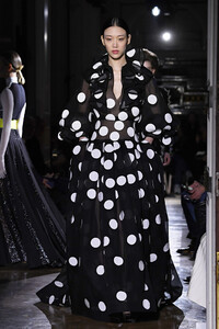 403755133_ValentinoRunwayParisFashionWeekHautePOahtf3fS07x.thumb.jpg.585cdfddcdfbfcc89a0ad3936135dbb2.jpg