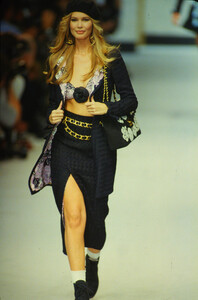 415624256_chanel-ss-1993(9).thumb.jpg.e48ea7e7916cfb3bea179272744ddac3.jpg