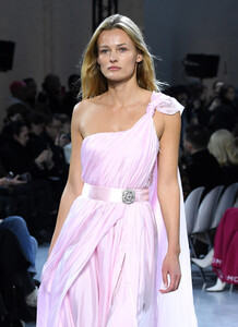 428451575_AlexandreVauthierRunwayParisFashionWeekxW9HdK1G9xKx.thumb.jpg.69fe15b523421d8814f220a3649c006e.jpg