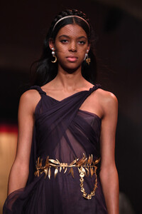 434469028_DiorRunwayParisFashionWeekHauteCouture6BxOMgGQgj3x.thumb.jpg.79bea58a76c614529b1954dd0acd087d.jpg