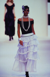 438550257_chanel-ss-1991(8).thumb.jpg.cd790f2b79d0250043edae8d163e912b.jpg