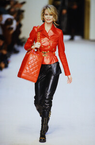 438743561_chanel-fw-1992(4).thumb.jpg.6d11a88a00b41eb965945274fda74a4d.jpg