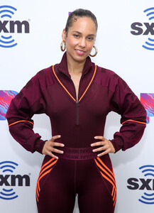 Alicia+Keys+Visits+SiriusXM+Hollywood+Studio+woKgiamYGVRx.jpg