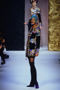 441435769_chanel-hc-fw-1992(8).thumb.jpg.57bfc7d3563c252fc3ff0646426032a5.jpg