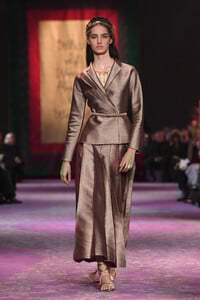44609630_DiorRunwayParisFashionWeekHauteCoutureHevxDHs8xJTx.thumb.jpg.7722440eb515eeef7b82d951d32cd6c1.jpg
