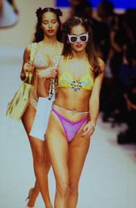 460884369_chanel-ss-1995(1).thumb.jpg.5ef93467fb8c8e4f3ab5fb76c39197cf.jpg