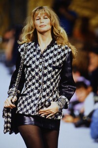 466793272_chanel-hc-fw-1993(12).thumb.jpg.21f90c5d26a2a60170d96f17fec6db5e.jpg