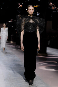 469607241_GivenchyRunwayParisFashionWeekHauteCoutureUNsvj7-PWr0x.thumb.jpg.2d00cc9a64178b03fc3898a3c6ef0b87.jpg