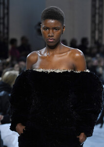 470066375_AlexandreVauthierRunwayParisFashionWeekzTkMa0kujrRx.thumb.jpg.e59e6178204e6ebeb5e0144639f74306.jpg