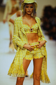 476052913_chanel-ss-1994(3).thumb.jpg.db2bea2b288aac905818da3b36e0f165.jpg