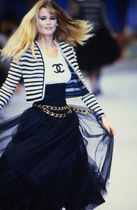 478628213_chanel-ss-1992(6).thumb.jpg.85cf3aa2b8c373214ca72f9b3d855700.jpg