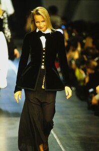 491239728_chanel-fw-1993(2).thumb.jpg.2fb389cfc5772a5c71f723da30cf543a.jpg