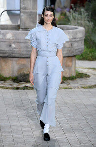 497347502_ChanelRunwayParisFashionWeekHauteCouture-vonOqrFzZyx.thumb.jpg.5b9c1792b548911e95667c1c78d973e7.jpg