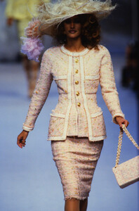 501027008_chanel-hc-ss-1992(3).thumb.jpg.052b59b2f2edc045dc4fdd8b43d0e074.jpg