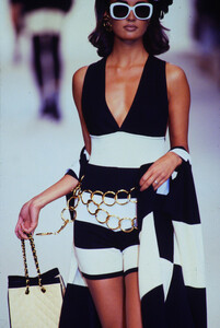 503059678_chanel-ss-1991(2).thumb.jpg.6a85a64b3315e7dad335464d65f92a6c.jpg