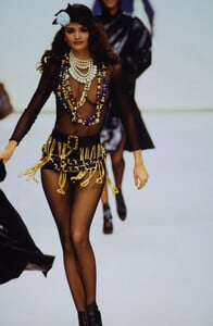 503836224_chanel-fw-1991(7).thumb.jpg.1d8819dcd37fd00dc65bdbc5ac06441b.jpg