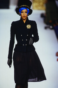 511461691_chanel-hc-fw-1992(1).thumb.jpg.a5159312d2d72b70188b1112c76fc718.jpg